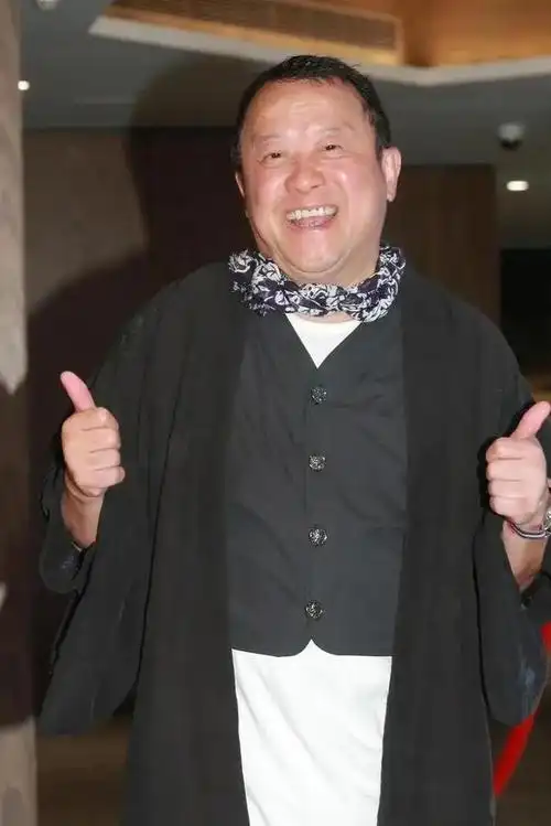 回顾:曾志伟照顾好友遗孀九年,2人牵手照流出,关系引人猜想