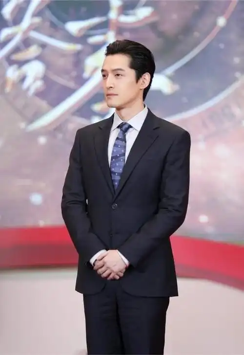 胡歌的大背头侧颜,也是非常绝了!