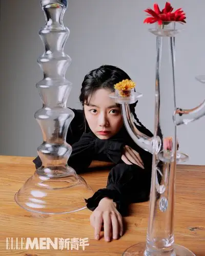 谭松韵最新大片曝光眼神淡漠疏离显清冷气质