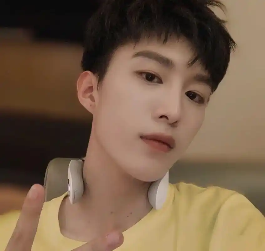 范丞丞 出道被骂kjj 三个月的空窗期 打个哈欠被骂"耍大 - 抖音