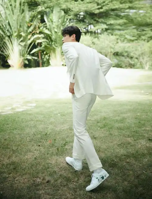 白敬亭纯白西装时尚帅气写真