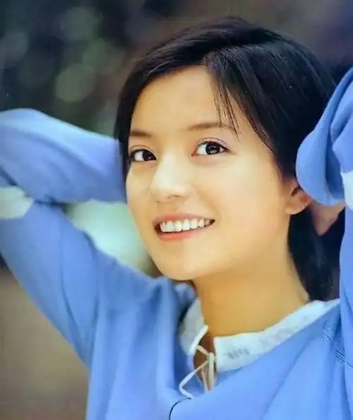 第三张:赵薇身穿蓝色上衣,留着一头学生短发,清纯动人.
