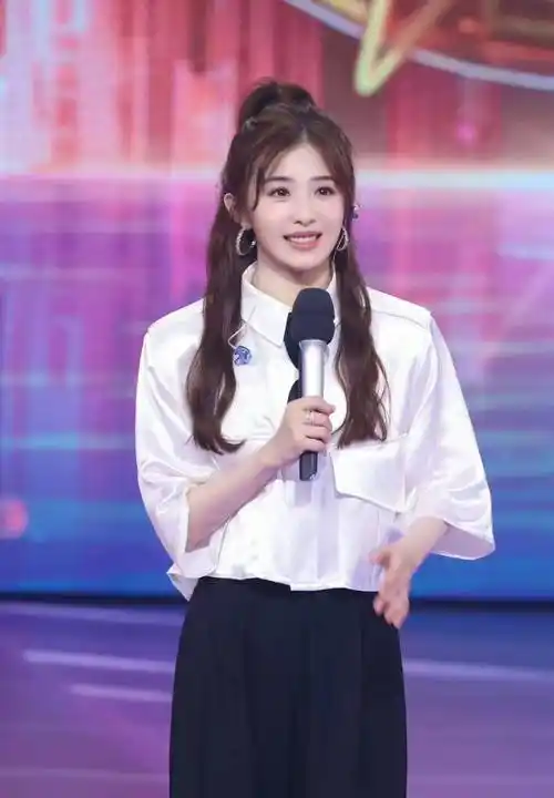 张含韵怎么突然胖成这样,穿包臀裙臃肿像阿姨,脸更是胖了一圈_显得