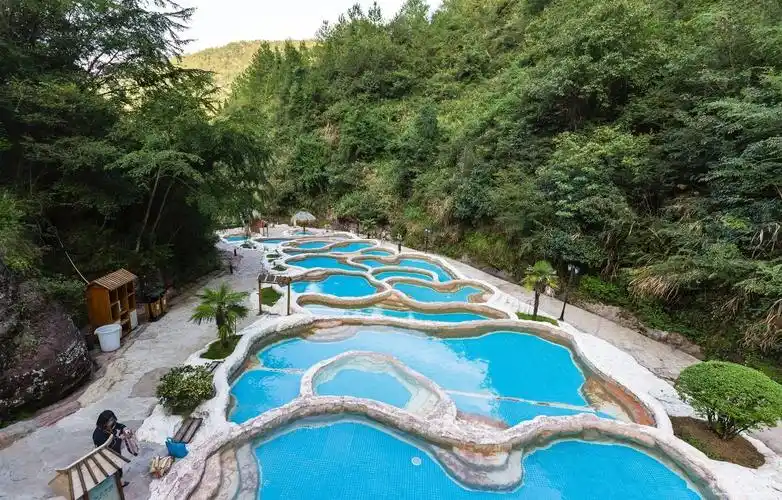 为了拍出这美美的感觉,我们登高拍摄,更加展现了九寨温泉的风光独特.