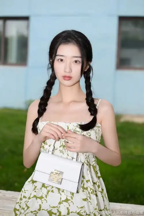 星动toryburch#演员@邓恩熙身着#toryburch2023早秋系列#印花迷你
