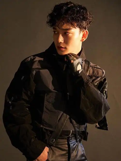 exo金钟大入伍照曝光,皮肤黝黑褶子多,发际线成最大亮点_照片