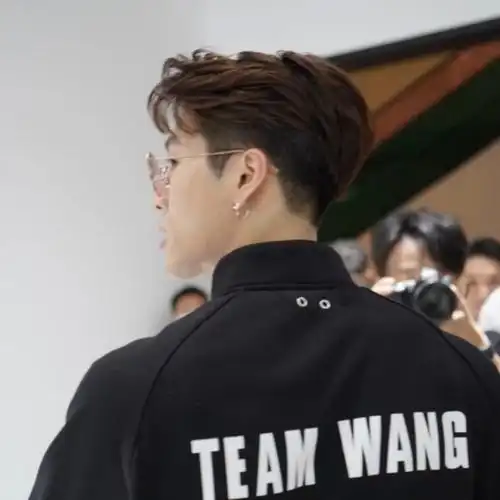 啧啧啧,王嘉尔这优越的后脑勺我再次沦陷了_王嘉尔_影视_明星娱乐资讯