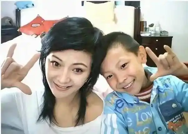 那英,和高峰在一起十年被分手,带儿子嫁给酒吧老板,婚后甜蜜幸福