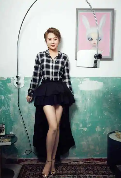 原创马丽生娃后越发时髦穿牛仔马甲配牛仔阔腿裤戴上帽子洋气10倍