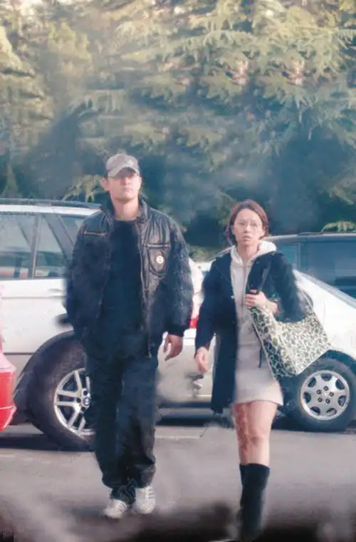 当年轰动一时的伊能静和黄维德"牵手门"