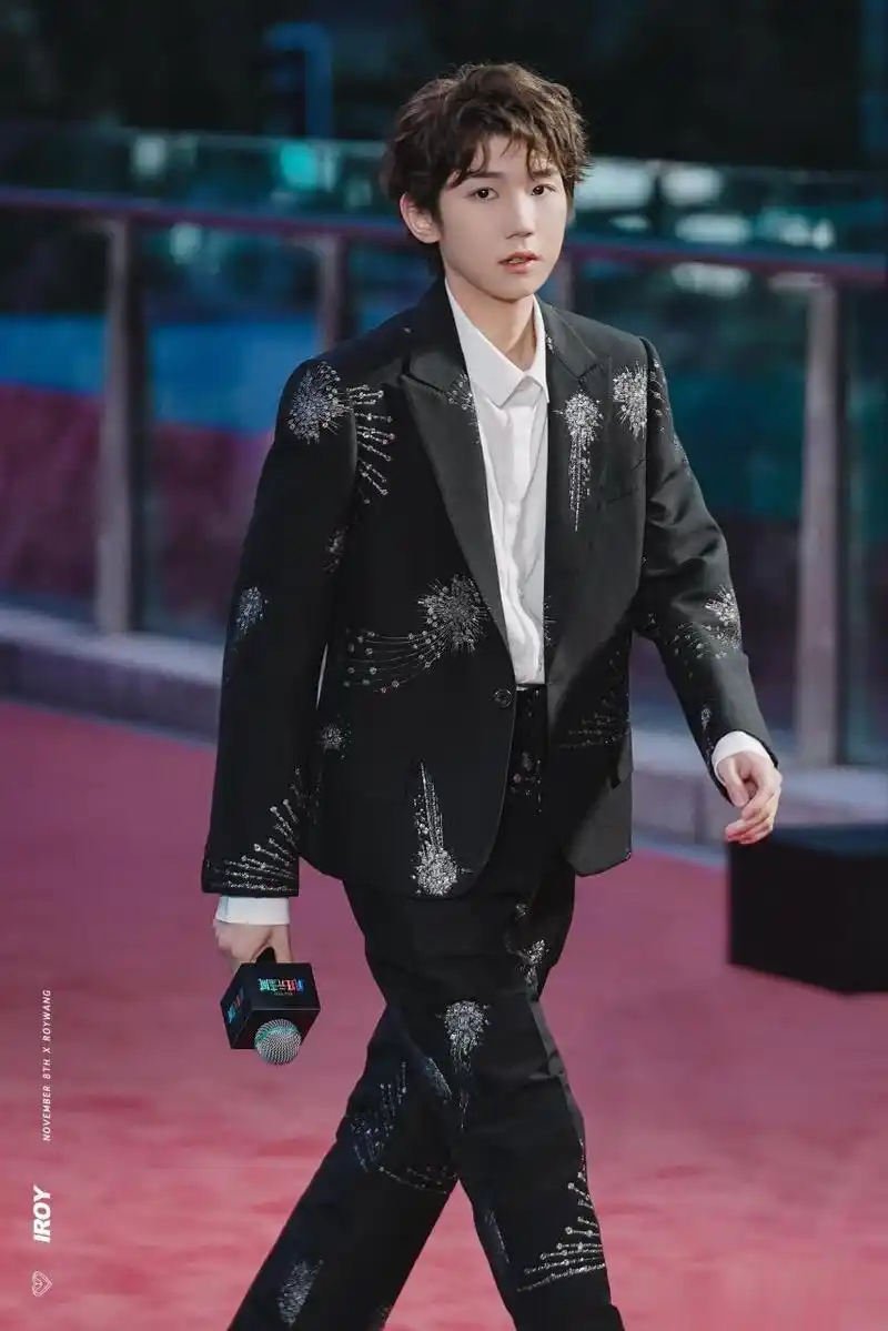 王源今日疯狂元素城红毯饭拍黑色嵌钻西装 卷毛发型,帅气中带着可爱!