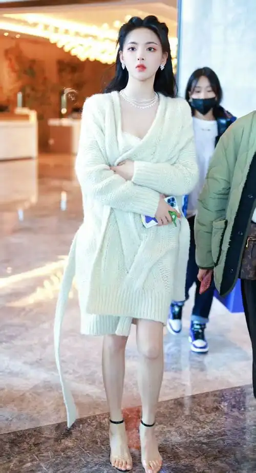 江苏之花杨超越美腿玉足近景特写看完后大家有什么感想