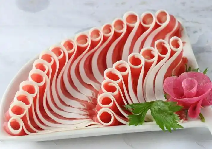 现在羊肉馆子花拳绣腿尽是比着谁家摆盘漂亮了.