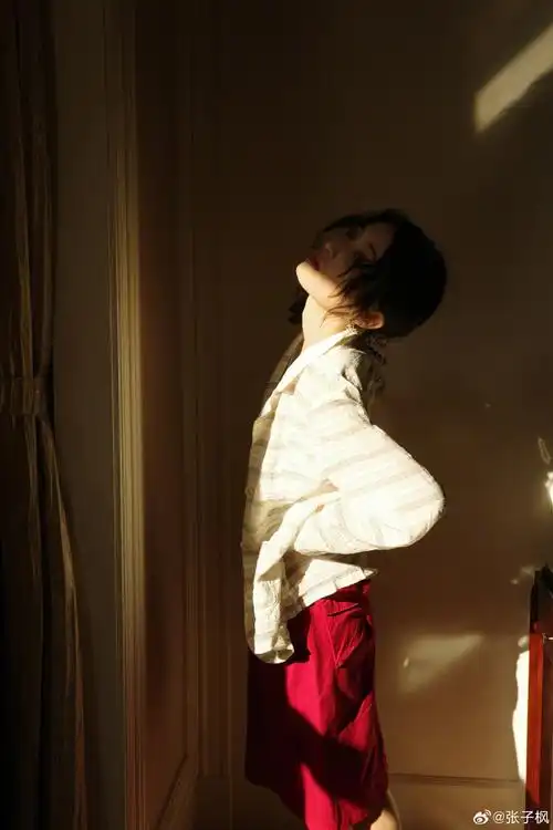 张子枫穿白背心