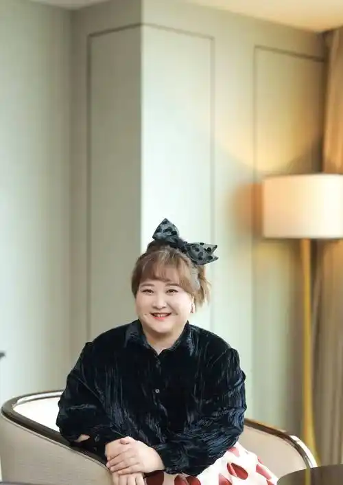 贾玲终于美了一次!蓝色丝绸连衣裙显瘦,头戴大蝴蝶结仿佛十八