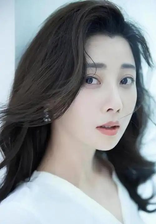 她是演员中的女富豪多辆豪车轮流开现如今45岁却活得像20岁