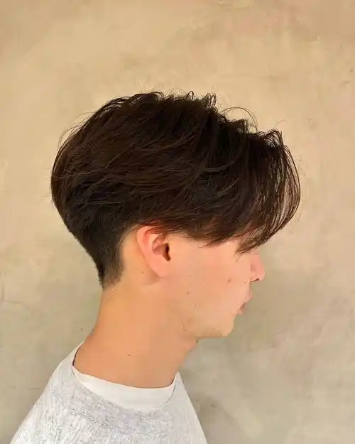 两侧铲短立体后脑勺男发,上面留长梳个分头,尽显男士时尚与帅气_发型