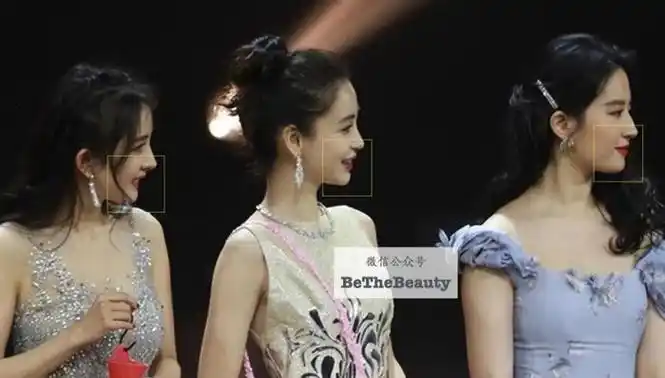 跟ab,刘亦菲同框,瘪的很明显即使跟非少女脸的章娘娘同框,牙的原因