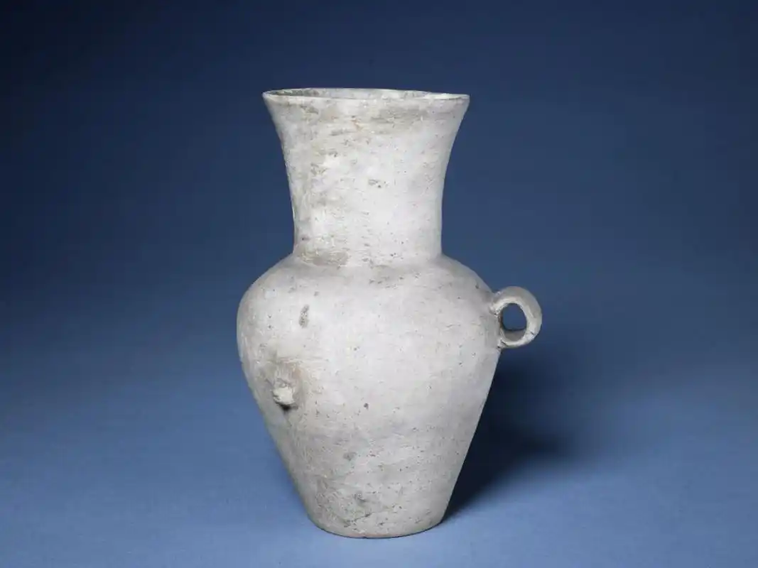 图一:磁山文化红陶盂及支座 图二:大汶口文化白陶双系壶 图三:龙山