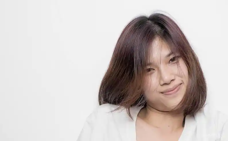 高兴_可爱_亚洲人_头发_女人_白色背景_背景_微笑_日本人_女士_白衬衫