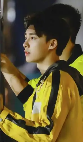 李易峰帅照走一波出道11年的峰峰依旧帅气可爱比心