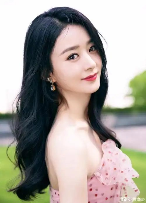 赵丽颖粉色波点抹胸裙出席活动