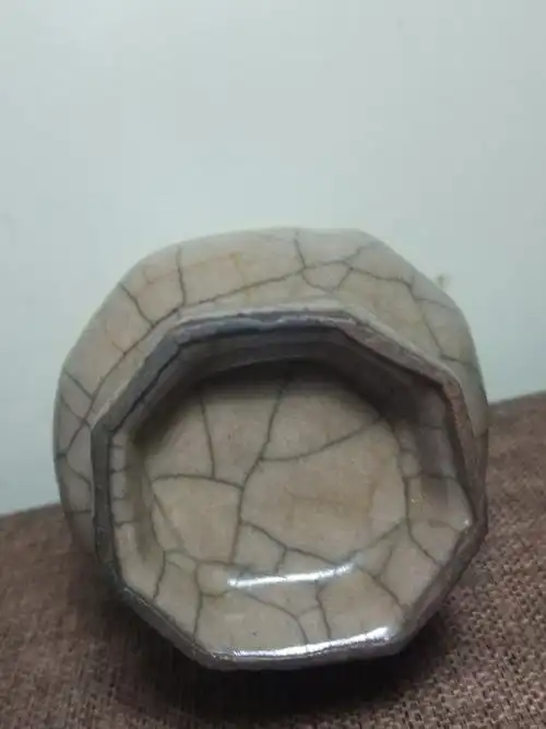 宋哥窑米黄釉八棱贯耳瓶tqzh