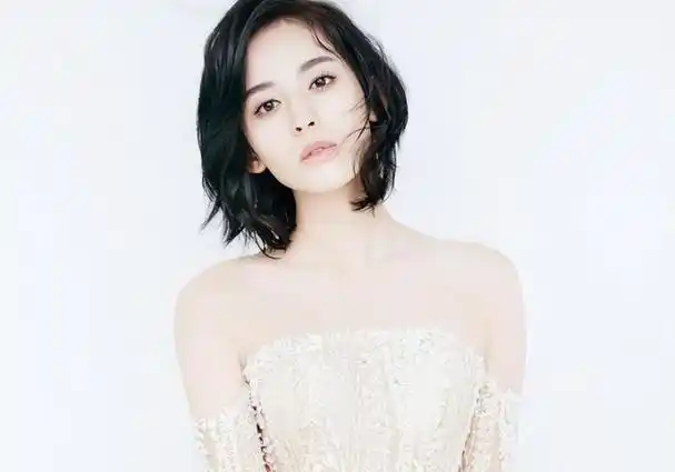 随后,古力娜扎的感情生活就成为了公众热议的话题.