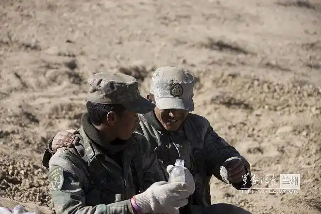 组图:无人区值守军人太苦 喝河水睡地窝