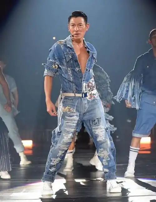 刘德华参加活动穿灰色风衣搭运动裤儒雅又不缺时尚感