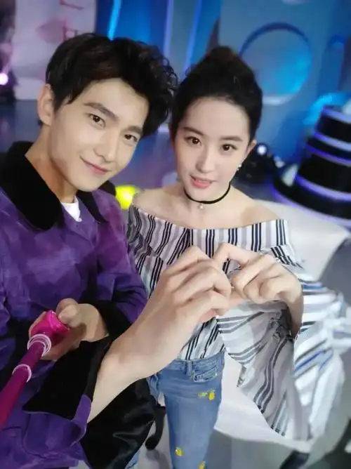 杨洋问刘亦菲:"有人撮合咱们二搭,你怎么看?"插图1