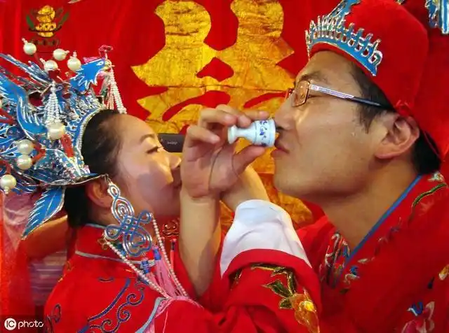 作酒器外,亦可以杯代替,到了宋代,新婚夫妇喝交杯酒时用的是两个酒杯