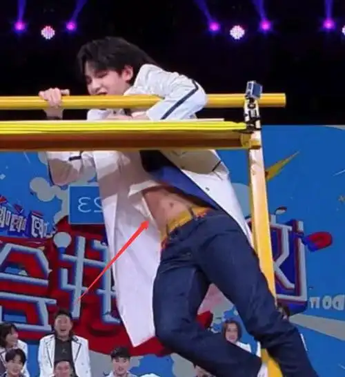 黄明昊挡住的"腹肌",原图被疯传,一夜间圈粉一千万迷妹!_网易订阅