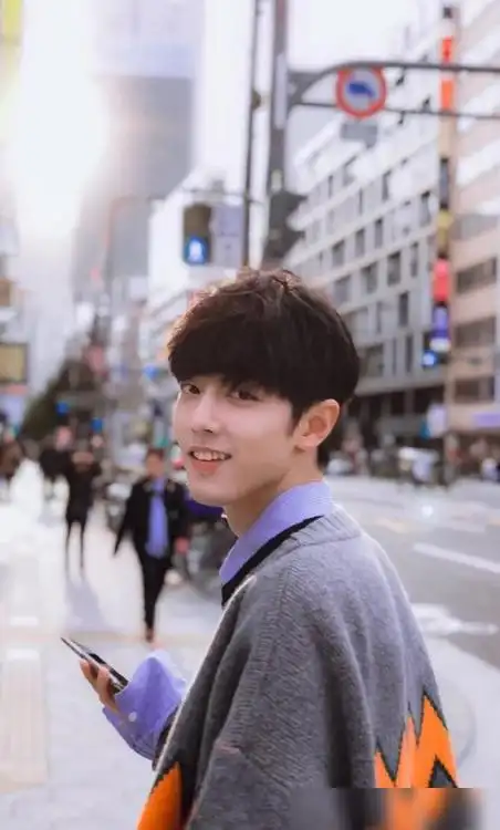肖战的街拍照多帅气当他回眸一笑的那刻网友终于等到你