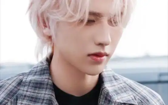 【蔡徐坤】米兰时装周|天神下凡!爱豆就是要染粉发