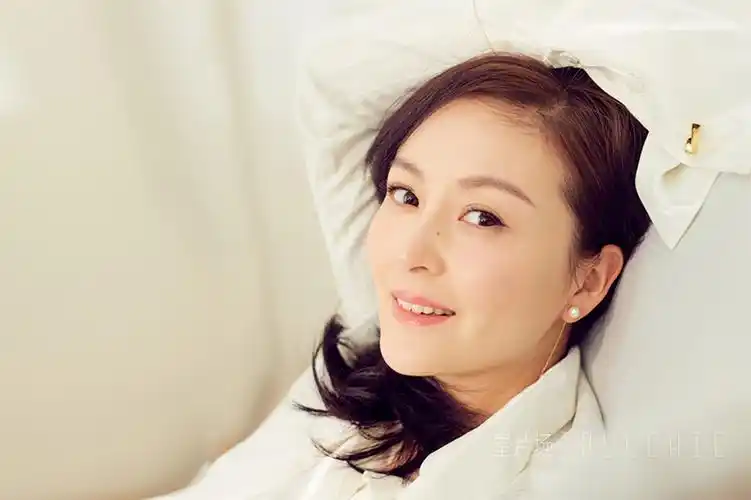 戴娇倩白色西装大片飒美气场突显别样风情