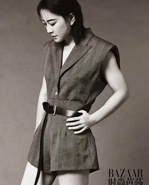 贾玲42岁首登《时尚芭莎》封面!大秀好身材,侧颜美到哭