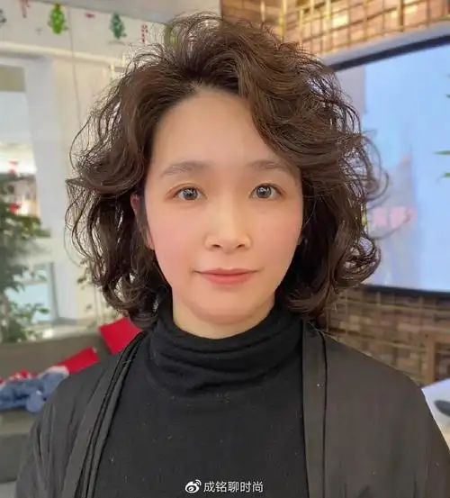 说明老年人的审美已经接近年轻人,也能够接受一些时尚流行的发型,只要