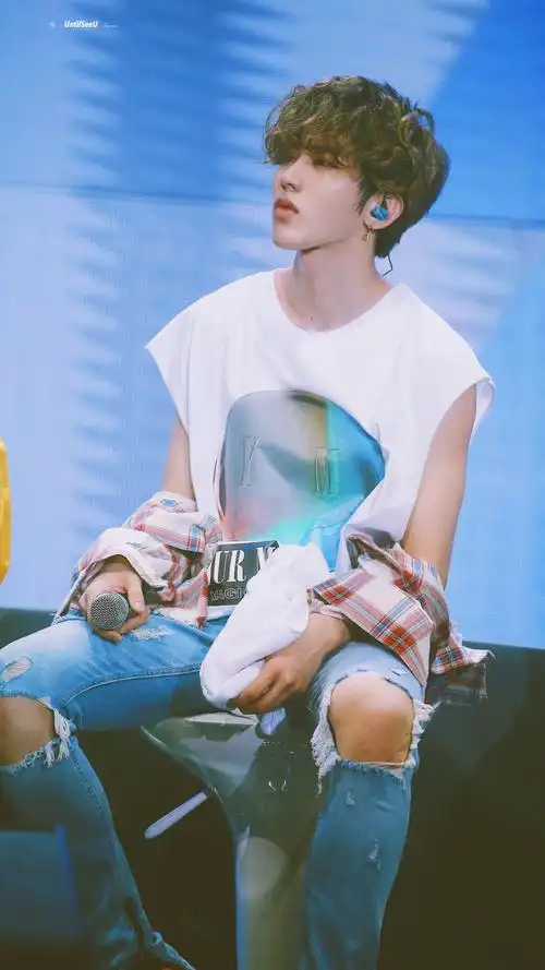 蔡徐坤的卷发已成不可逆转的趋势