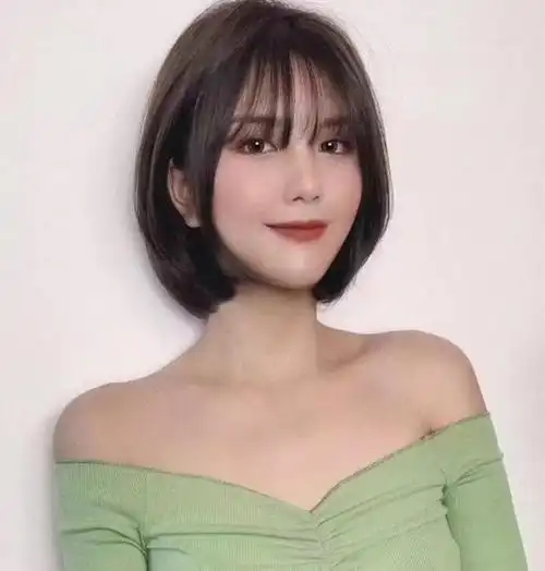 大圆脸适合什么刘海(9款女生大脸圆脸适合的发型)