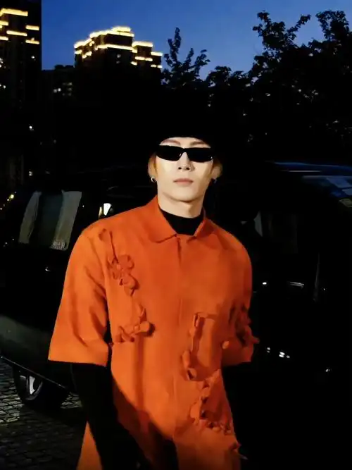 橘猫出场@王嘉尔  又帅又可爱  不愧是lv品牌代言人,什么风格都能