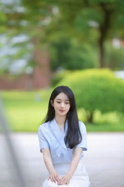 赵丽颖穿校服变身最美学姐 笑容清纯气质温婉动人
