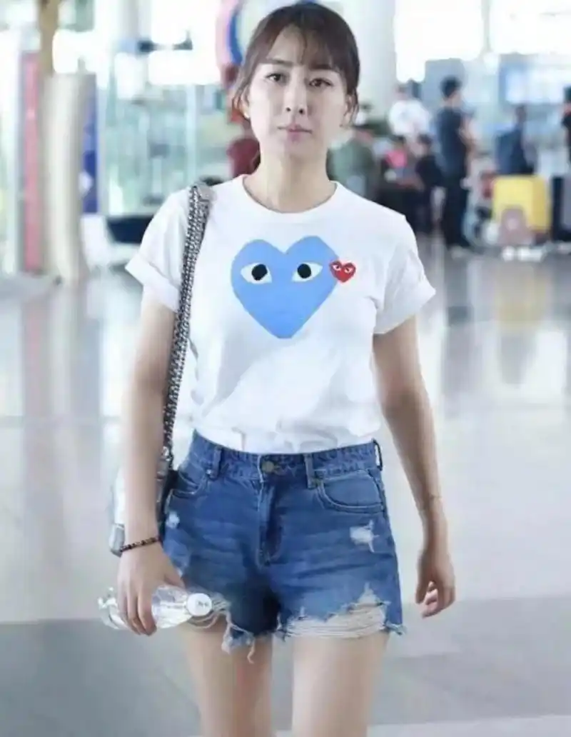 马苏的状态真好,素颜也是那么美,身穿白色短袖搭配牛仔短裤,简单舒适