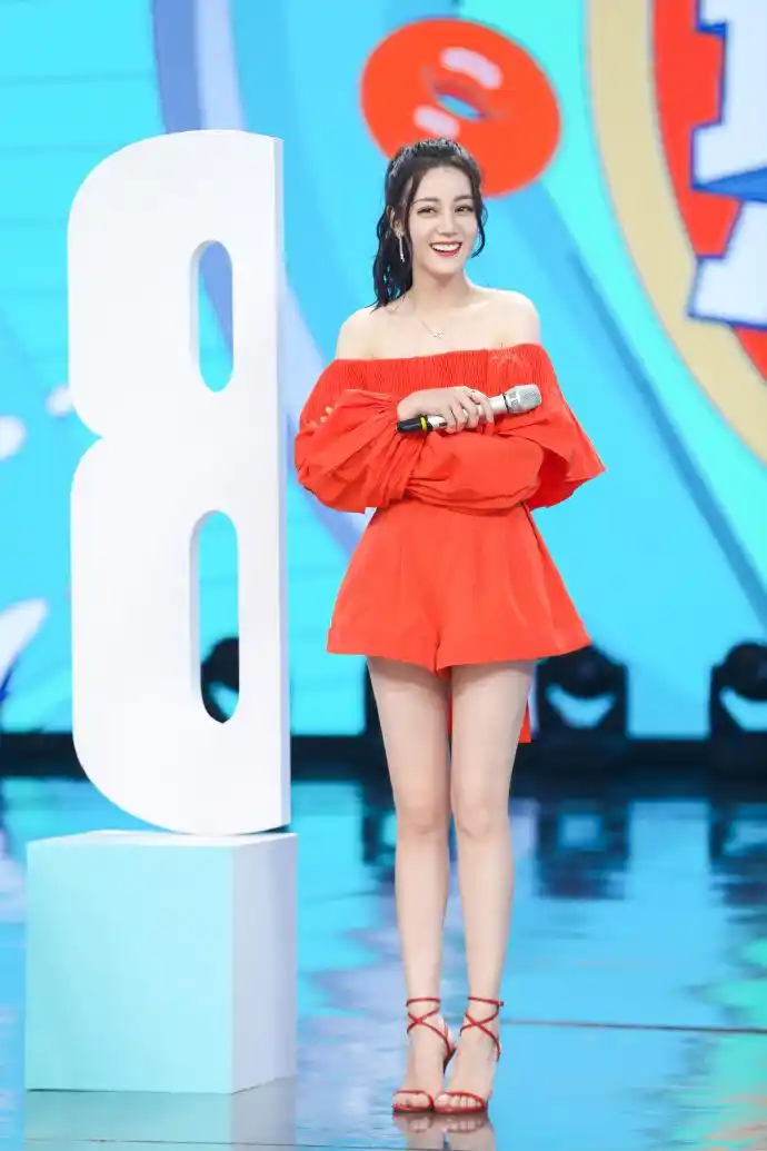 迪丽热巴新闻200607迪丽热巴快乐大本营美图公开迷人的外表下藏了一个