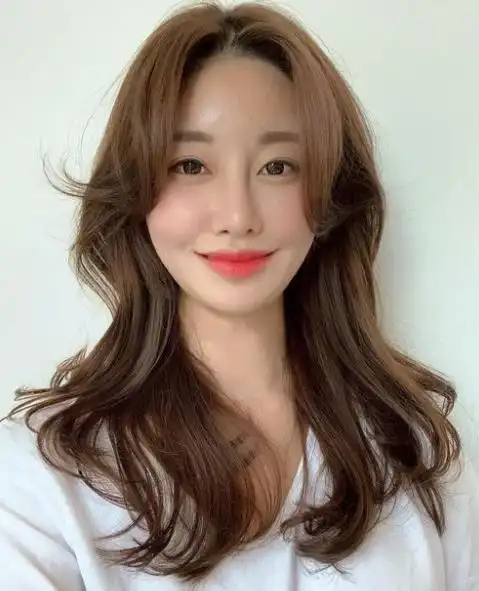 好看的长发烫发图片时尚减龄长卷发巨显气质