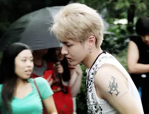 kris吴亦凡整容前 kris吴亦凡手臂纹身
