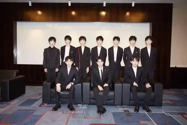 哈哈哈!tf家族合影,tfboys的表情被粉丝解读的好真实!_演唱会