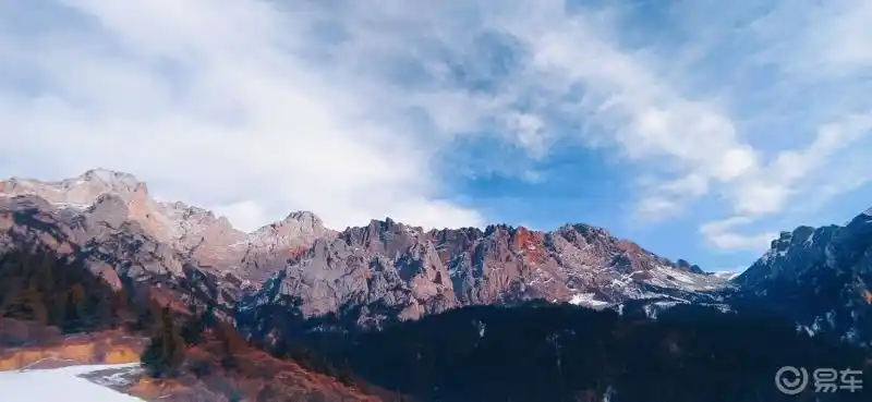 旅游摄影#迭部~措美峰秦岭迭山系"措美峰"(海拔4920米)从公路进山行