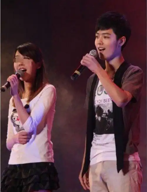 继大学时黑料被扒后肖战更多生活照曝光长相十分青涩