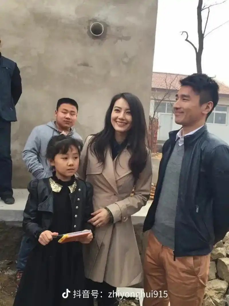 珍贵照片分享 #明星 高圆圆赵又廷回唐山老家探亲祭祖,与乡 - 抖音